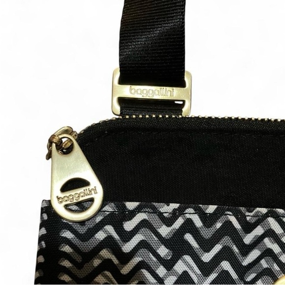 Baggallini Crossbody Bag - Picture 2 of 6